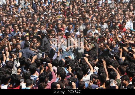 India. Il 29 agosto, 2018. I militanti vengono visualizzati durante il funerale preghiere di Hizb comandante Ahmed Altaf Dar (Kachroo) in Hawoora villaggio del sud del Kashmir quartiere Kulgam Mercoledì, 29 agosto 2018, in indiano Kashmir controllata. Sei persone tra cui due militanti e quattro Jammu e Kashmir personale di polizia sono stati uccisi in diversi incidenti in Anantnag e Shopian in un incontro e militanti attacco rispettivamente. Credito: Umer Asif/Pacific Press/Alamy Live News Foto Stock