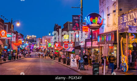 Memphis Beale Street di notte a Memphis, Tennessee, Stati Uniti d'America. Foto Stock