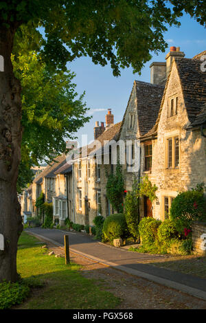Fila di vecchie case a Burford, il Costwolds, Oxfordshire, Inghilterra Foto Stock