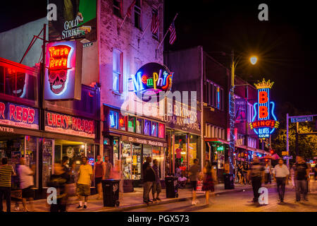 Memphis Beale Street di notte a Memphis, Tennessee, Stati Uniti d'America. Foto Stock