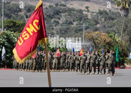 Stati Uniti Marines, famiglie e amici si incontrano durante un cambio del comando cerimonia presso la Scuola di Infantry-West (SOI-W), Marine Corps base Camp Pendleton, California, 25 giugno 2018. Col. Jeffrey Holt, in uscita ufficiale in comando di SOI-W, trasferito il comando al Col. Kyle Stoddard, comandante di SOI-W, dopo aver prestato servizio come comandante per due anni. Foto Stock