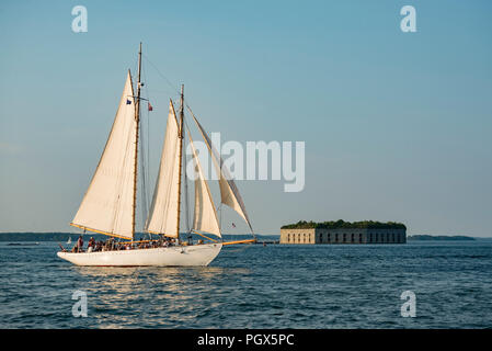 A Tall Ship passando Fort gole su Hog Island in battuta il Casco Bay all'entrata del porto di Portland, Maine Foto Stock