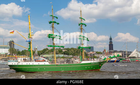 Storico di nave a vela sul fiume Elba nella parte anteriore del St Pauli Piers, porto di Amburgo, dietro San Michele chiesa Michel Foto Stock
