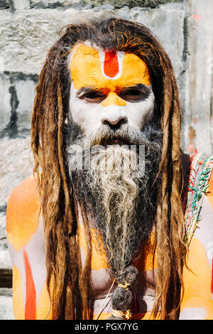 Tempio di Pashupatinath, Valle di Kathmandu, Bagmati, Nepal, Sud Asia : Ritratto di un aghori saddhu al tempio di Pashupatinath, il più sacro luogo in Nepal. Foto Stock