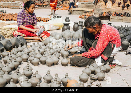 Bhaktapur, Valle di Kathmandu, Bagmati, Nepal : Donne al lavoro a Vasai quadrato (Bolachha Tole) nel patrimonio mondiale Unesco città vecchia di Bhaktapur. Foto Stock