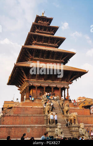 Bhaktapur, Valle di Kathmandu, Bagmati, Nepal : cinque piani tempio Nyatapola (1702 - 1703) e danni accidentali di persone a Taumadhi tole square nell'Unesco W Foto Stock