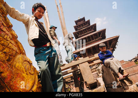Bhaktapur, Valle di Kathmandu, Bagmati, Nepal : bambini guardare la fotocamera sulla parte superiore del Bisket Jatra festival carro ancora in costruzione al Taumadh Foto Stock