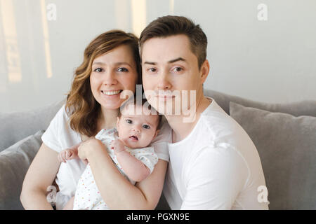 I giovani genitori con il bambino sul lettino Foto Stock