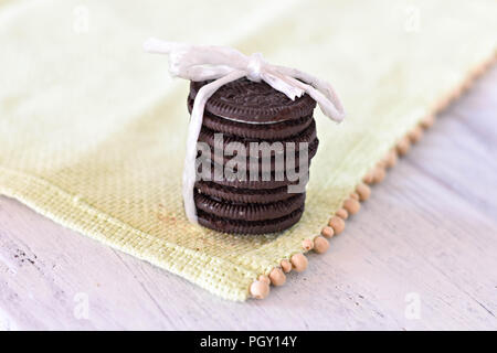 Deliziosi biscotti al cioccolato con crema vaniglia il riempimento/ dolce biscotti al cioccolato Foto Stock