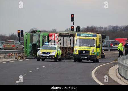 Un camion si ribalta e rovesciamento di liquidi è carico di riciclaggio dei rifiuti in tutta la nuova carreggiata del grande Yorkshire nel modo di Doncaster, nello Yorkshire meridionale Foto Stock