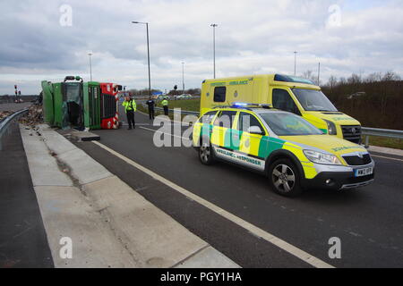 Un camion si ribalta e rovesciamento di liquidi è carico di riciclaggio dei rifiuti in tutta la nuova carreggiata del grande Yorkshire nel modo di Doncaster, nello Yorkshire meridionale Foto Stock