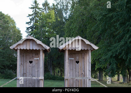 Twin asciutto armadio in legno con gusto e design a forma di cuore di apertura della finestra Foto Stock