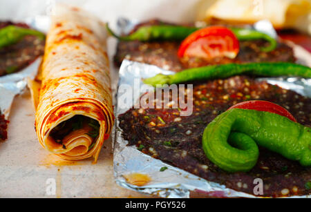 Hatay tavuk frumento (pollo wrap), Hatay kebabı tepsi (vassoio kebab- non ancora cotta) in HATAY, Turchia Foto Stock