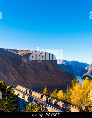 I colori autunnali dal Aurlandsfjord, Norvegia Foto Stock