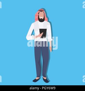 Arabo business man holding tablet indossando abiti tradizionali di comunicazione online di concetto imprenditore arabo maschio personaggio dei cartoni animati avatar flat a piena lunghezza Illustrazione Vettoriale