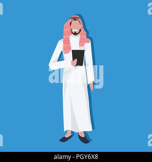 Arabo business man holding tablet indossando abiti tradizionali di comunicazione online di concetto imprenditore arabo maschio personaggio dei cartoni animati avatar flat a piena lunghezza Illustrazione Vettoriale