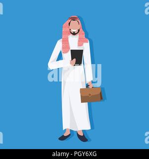 Arabo business man holding tablet valigia indossando abiti tradizionali di comunicazione online di concetto imprenditore arabo maschio personaggio dei cartoni animati avatar flat a piena lunghezza Illustrazione Vettoriale