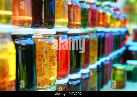 Marmellate fatte in casa per la vendita in un mercato agricolo. Foto Stock