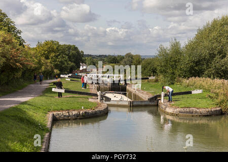 Barca per canali alle porte chiuse sul canale Kennet e Avon, Caen Hill serrature, Devizes, Wiltshire, Inghilterra, Regno Unito, Foto Stock