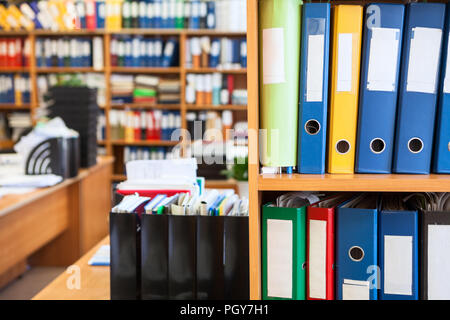 Dipartimento di archivio camera con molto colorato e leganti di file Foto Stock