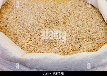 Riso Parboiled riso giallo nel sacco in negozio di alimentari Foto Stock