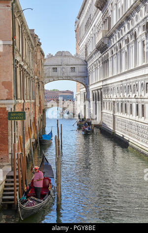 Venezia, Italia - 14 agosto 2017: Ponte dei Sospiri e gondola barca con gondoliere in una soleggiata giornata estiva a Venezia, Italia Foto Stock
