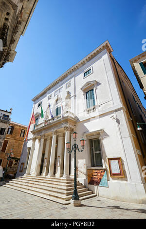 Teatro La Fenice edificio, un ampio angolo di visione in una soleggiata giornata estiva, cielo blu chiaro a Venezia, Italia Foto Stock