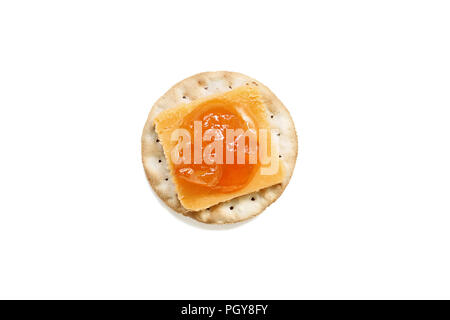 Isolate il formaggio cheddar e salate fatte in casa vaniglia melone marmellata su un cracker acqua su uno sfondo bianco. Percorso di clipping incluso. Foto Stock