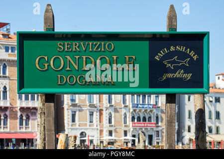 Venezia, Italia - 14 agosto 2017: Servizio Gondole segno verde in una soleggiata giornata estiva a Venezia, Italia Foto Stock