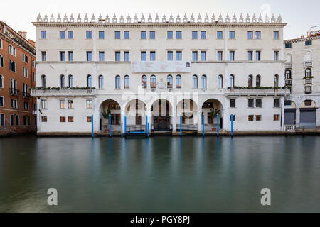 Venezia, Italia - 15 agosto 2017: Fondaco dei Tedeschi, Luxury department store edificio con canal grande nel primo mattino Foto Stock