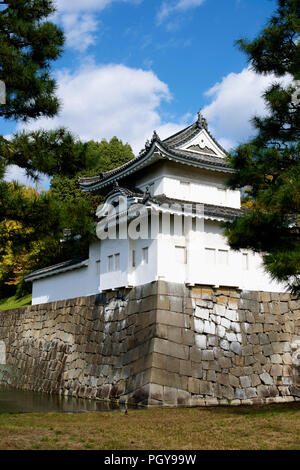 La foto mostra l'angolo southwast dungeon tower e il fossato esterno del Castello di Nijo a Kyoto, in Giappone il 14 nov. 2014. Il castello fu costruito da shogun di Foto Stock