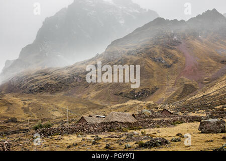 Cancha Cancha villaggio nella valle di Lares, lungo il Lares Trek, vicino a Cusco e Machu Picchu, Perù Foto Stock