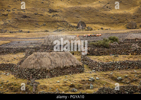 Cancha Cancha villaggio nella valle di Lares, lungo il Lares Trek, vicino a Cusco e Machu Picchu, Perù Foto Stock