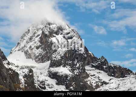 Picco andino lungo il Lares Trek vicino a Machu Picchu, Perù Foto Stock