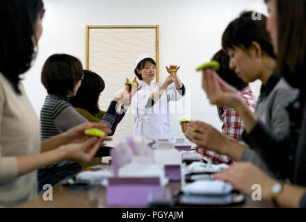 Artigiano Nanami Yoshida dimostra che per rendere dolci di Kyoto a Yoshihiro a Kyoto, in Giappone il 14 nov. 2014. Kyoto è rinomato per i dolci wagashi e o Foto Stock