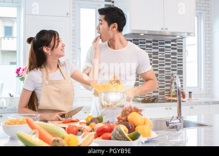 Coppie asiatiche alimentare cibo insieme in cucina. Persone e stili di vita del concetto. Luna di miele e vacanze concetto. Il giorno di San Valentino e tema di nozze. Foto Stock