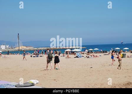 Le persone che si godono la spiaggia di Barcellona in Catalogna, Spagna il 17 aprile 2018. Foto Stock