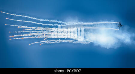 Aria belga componente F-16 solo team display set off razzi al 2017 airshow di Eastbourne NEL REGNO UNITO Foto Stock