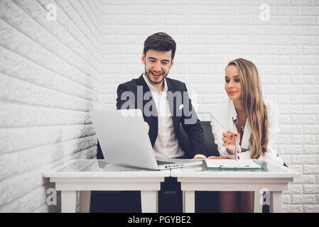 Imprenditore e business donna analizzando il reddito di grafici in coffee shop. Analisi del business e il concetto di strategia. In interni a tema di office. Foto Stock