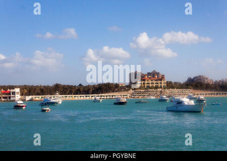 Faro di Alessandria e thr palazzo Montaza Foto Stock
