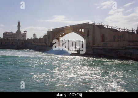 Faro di Alessandria e thr palazzo Montaza Foto Stock