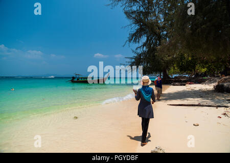 Travel Vacation background - isola tropicale con resorts - Phi-Phi isola, Provincia di Krabi, Thailandia. Foto Stock
