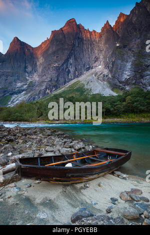 Primo autunno mattina alpenglow su Trollveggen, o il Troll Wall, e le cime Trolltindene nella valle Romsdalen, Rauma kommune, Norvegia. Foto Stock