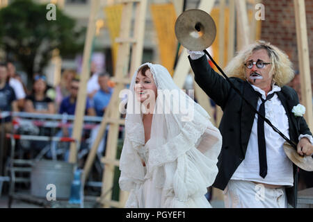 Cracow Polonia - Luglio 7, 2018: prestazioni di schiuma giorni eseguita dal teatro Enigineering AKHE a 31 Street - Festival Internazionale di Street T Foto Stock