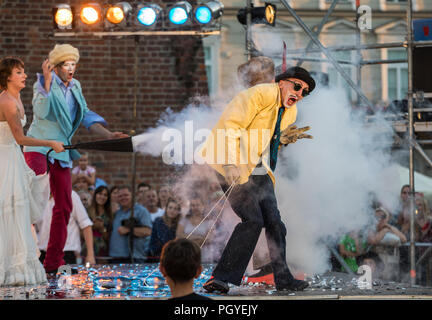 Cracow Polonia - Luglio 7, 2018: prestazioni di schiuma giorni eseguita dal teatro Enigineering AKHE a 31 Street - Festival Internazionale di Street T Foto Stock