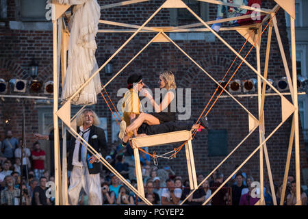 Cracow Polonia - Luglio 7, 2018: prestazioni di schiuma giorni eseguita dal teatro Enigineering AKHE a 31 Street - Festival Internazionale di Street T Foto Stock