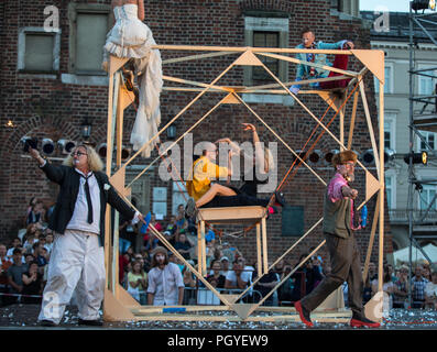 Cracow Polonia - Luglio 7, 2018: prestazioni di schiuma giorni eseguita dal teatro Enigineering AKHE a 31 Street - Festival Internazionale di Street T Foto Stock