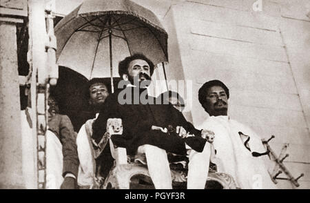 Haile Selassie I, 1892 - 1975, nato Ras Tafari Makonnen. Etiopia il reggente dal 1916 al 1930 e l'imperatore dal 1930 al 1974. Visto qui a guardare le sue truppe ad Addis Abeba nel 1935. Da questi straordinari anni, pubblicato in 1938. Foto Stock