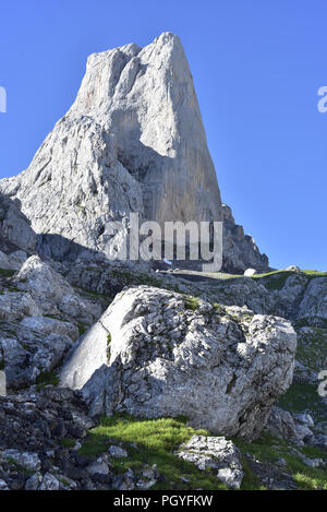 El Naranjo de Bulnes (Picu Urriellu) dal percorso a nord, al di sotto del Refugio Urriellu (Ubeda). Foto Stock