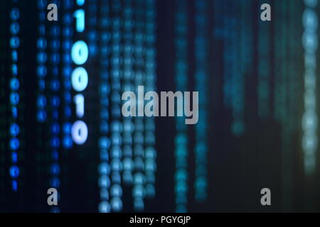 Calcolatore della matrice di dati. digitale verticale codice binario in movimento verso il basso del movimento. blu uno e zero il testo che scorre verso il basso. Sfondo nero spazio con m Foto Stock